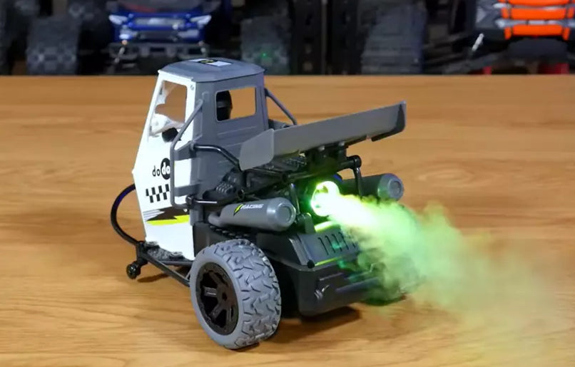 S810 1/16 2.4G RC Tricycle Motorcycle LED Light Spray RC Stunt Vehicle Car Buggy